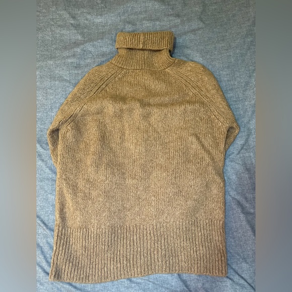 The Group by Babaton Aritizia Day Off Turtleneck 🤍 - Picture 4 of 12